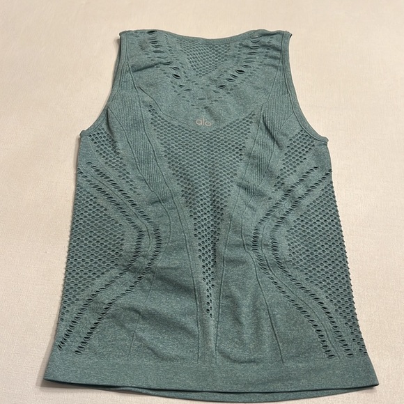 7. Alo Yoga Lark Tank - Picture 4 of 4